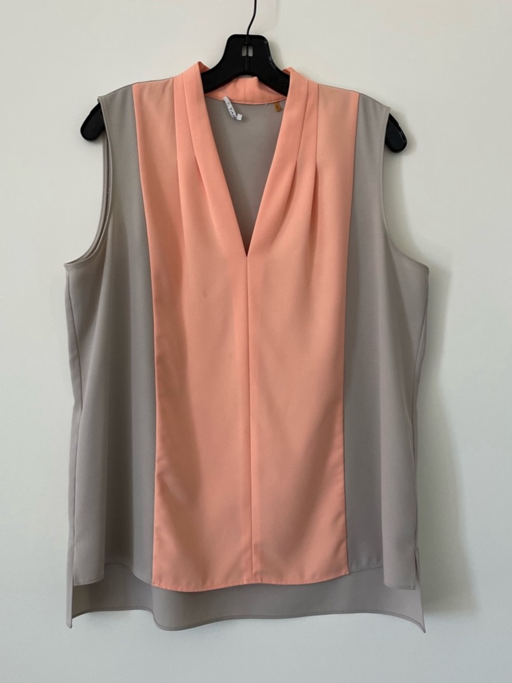 Tahari Color Block V-Neck Blouse in Peach & Grey Size Large